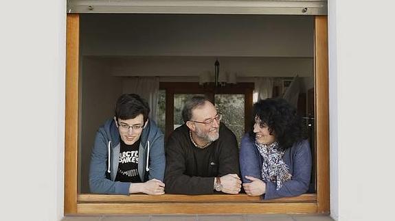 José Luis García Cuesta y Sara Martín Cabrero, con su hijo biológico, Miguel, en su casa de Valladolid. Los Servicios Sociales de Castilla y León no autorizan que se reproduzca la imagen de María.