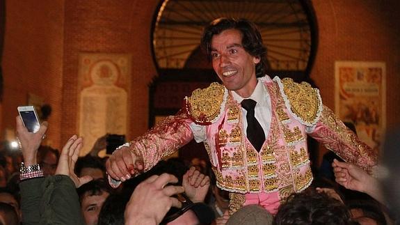 Curro Díaz, feliz sale a hombros de la plaza de Las Ventas.