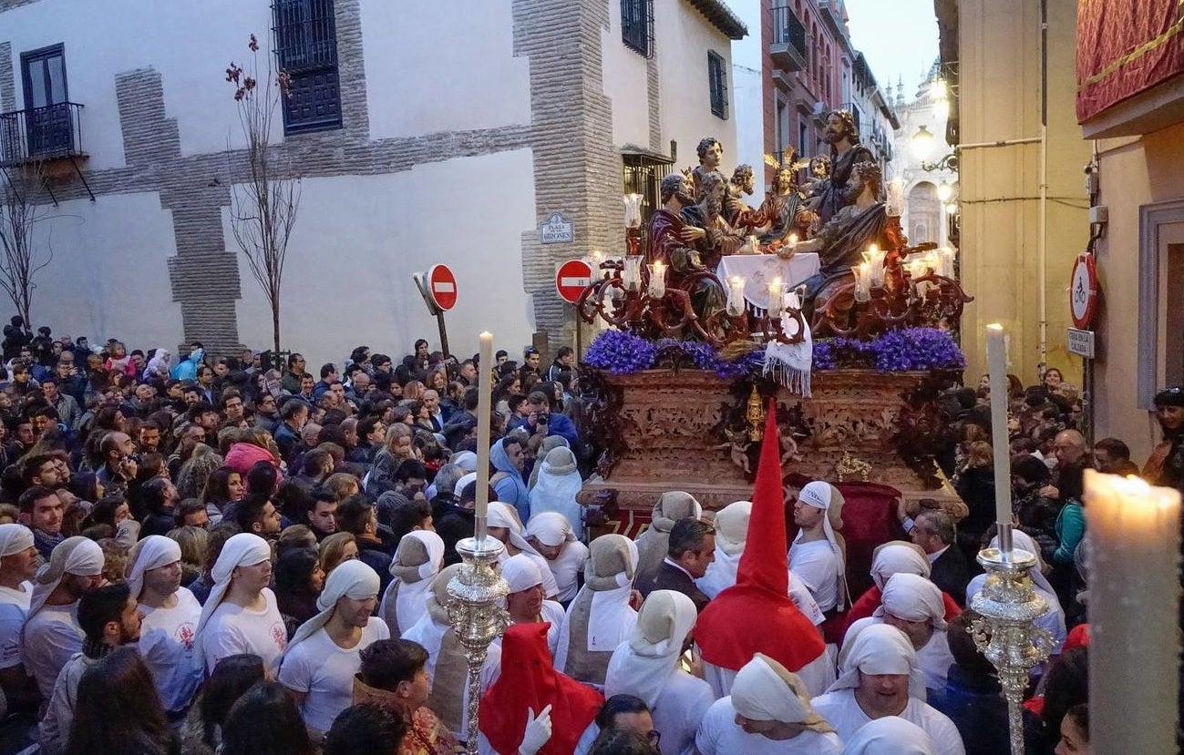 La Santa Cena llenó de sabor cofrade el barrio del Realejo. 