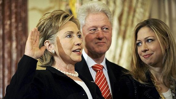 Hillary Clinton jura su cargo como secretaria de estado, en 2009, junto a su marido Bill y su hija Chelsea. ::