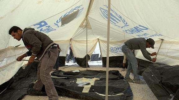 Instalación de las tiendas de campaña en el campo de Zaatri, Siria. 