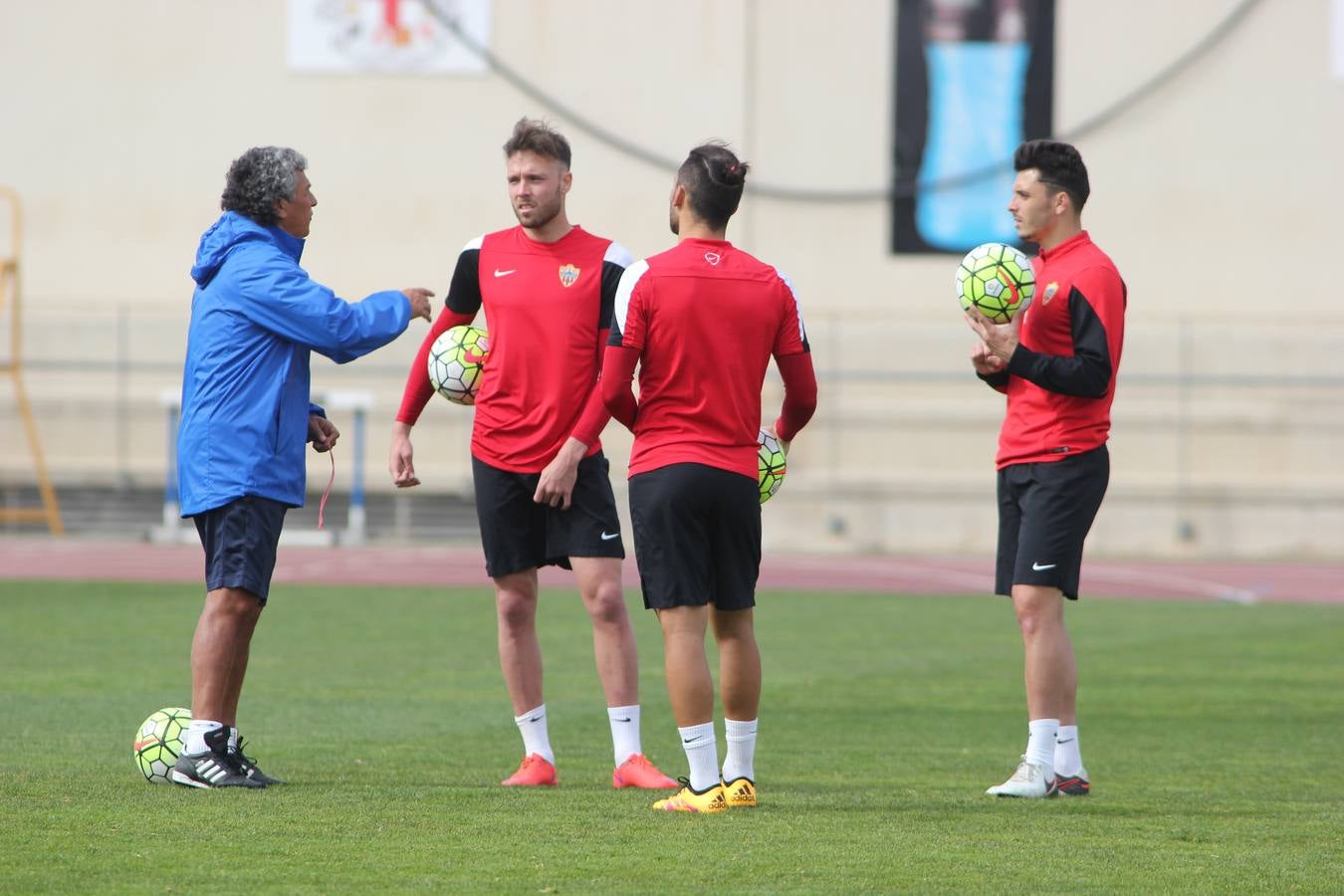 Néstor Gorosito tiene a todos los jugadores disponibles a falta de cuatro entrenamientos para decir el equipo inicial. 