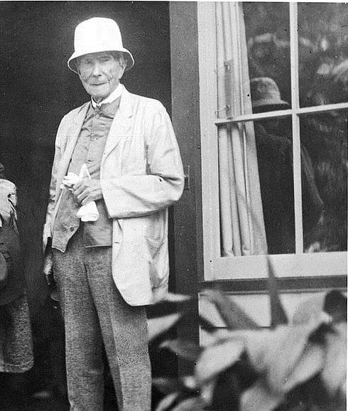 John D. Rockefeller, un avispado hombre de negocios de origen humilde que, gracias a la producción y distribución de petróleo, acumuló una fortuna de mil millones de dólares. 