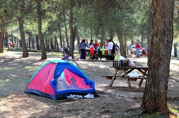 Una familia pasa una jornada en compañía y en el campo.