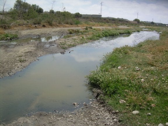 Aguas fecales discurren por el cauce del río Andarax a la altura del municipio de Huércal de Almería.