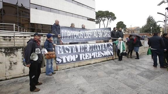 Uno de los titiriteros investigados se persona en el juzgado arropado por un grupo de apoyo