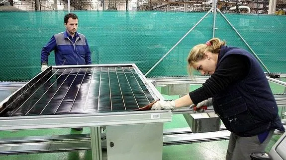 Trabajadores de TEA08 de Linares fabrican parte de una placa solar 