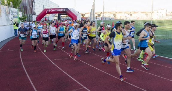Momento de la salida de la EcoMaratón de la Vega desde el Polideportivo de Atarfe.