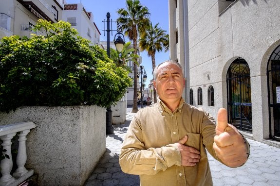 Alfredo Sánchez, primer andaluz que recibió un marcapasos sin sables, en Almuñécar.