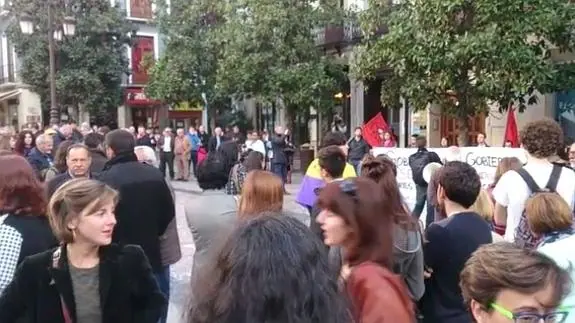 200 personas protestan en la Plaza del Carmen