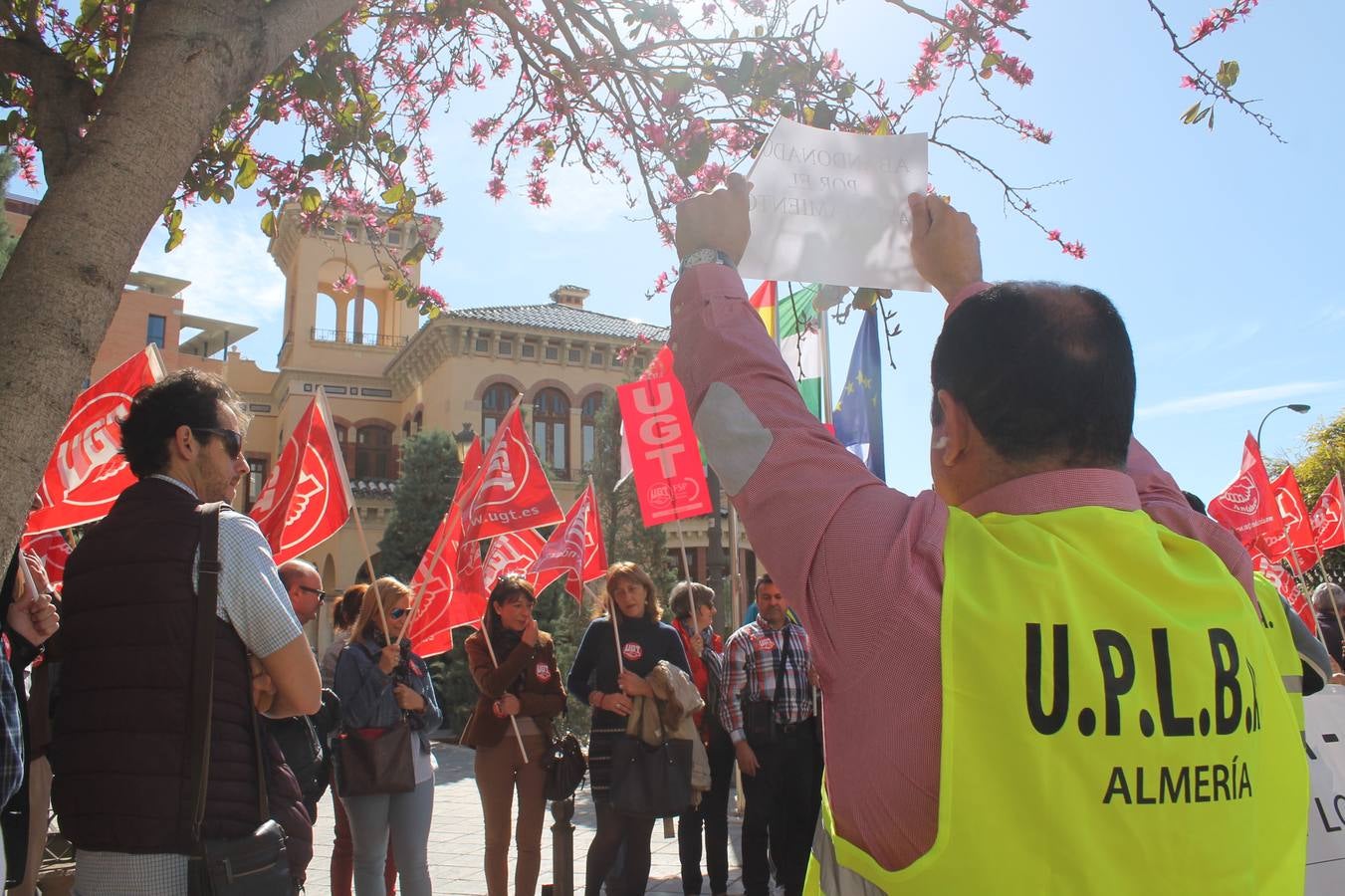Un agente muestra un cartel reivindicativo frente a la Alcaldía. 