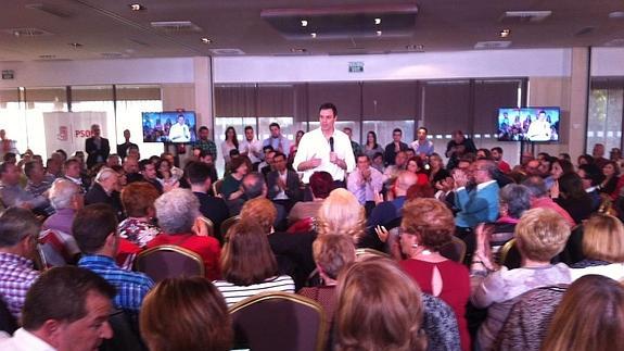 Pedro Sánchez durante su encuentro con militantes del PSOE en Granada.