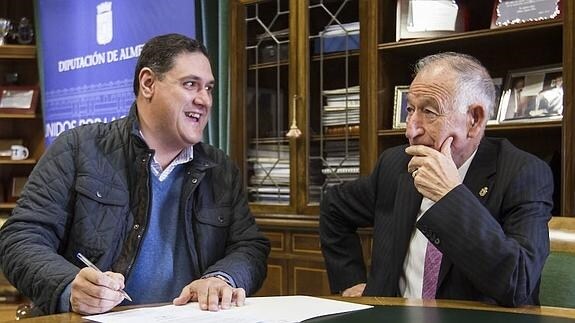 Diputación entrega a Canjáyar 20.000 euros para construir un espacio de usos múltiples