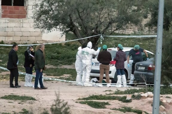 Levantamiento de los cuerpos en un apartado paraje de Caravaca. 