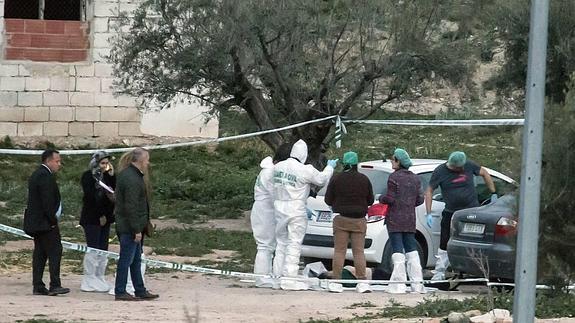 Agentes de la Guardia Civil junto al cuerpo sin vida de Encarnación T. M., asesinada el pasado sábado en Caravaca de la Cruz. 