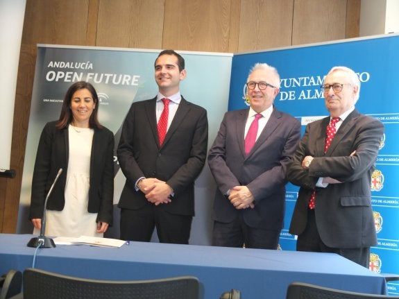 La directora de Telefónica Sur, María Jesús Almazor, el alcalde, Ramón Fernández-Pacheco, el consejero de Economía, J. S. Maldonado, y Luis Solana, de Telefónica Open Future.