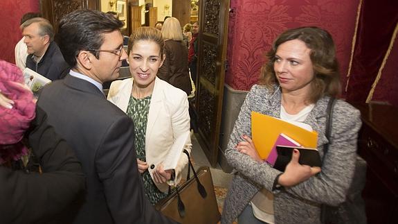 El concejal del PSOE, Paco Cuenca y la responsable de Turismo, Rocío Díaz, los dos candidatos a relevar a Torrs Hurtado. 