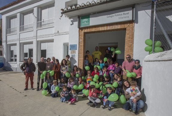 Los padres han solicitado a Educación que ponga a funcionar el colegio de Cónchar, donde posan con sus hijos, para crear una escuela rural de pedagogía innovadora.