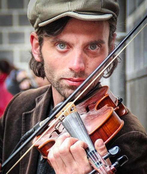 Francesco Cristiano toca su violín en la calle Oficios, donde los fines de semana hay un permanente trasiego de turistas. 