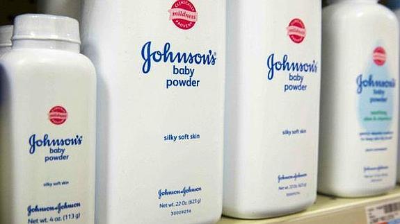 Johnson & Johnson pagará 55 millones a una mujer con cáncer que usaba sus polvos de talco