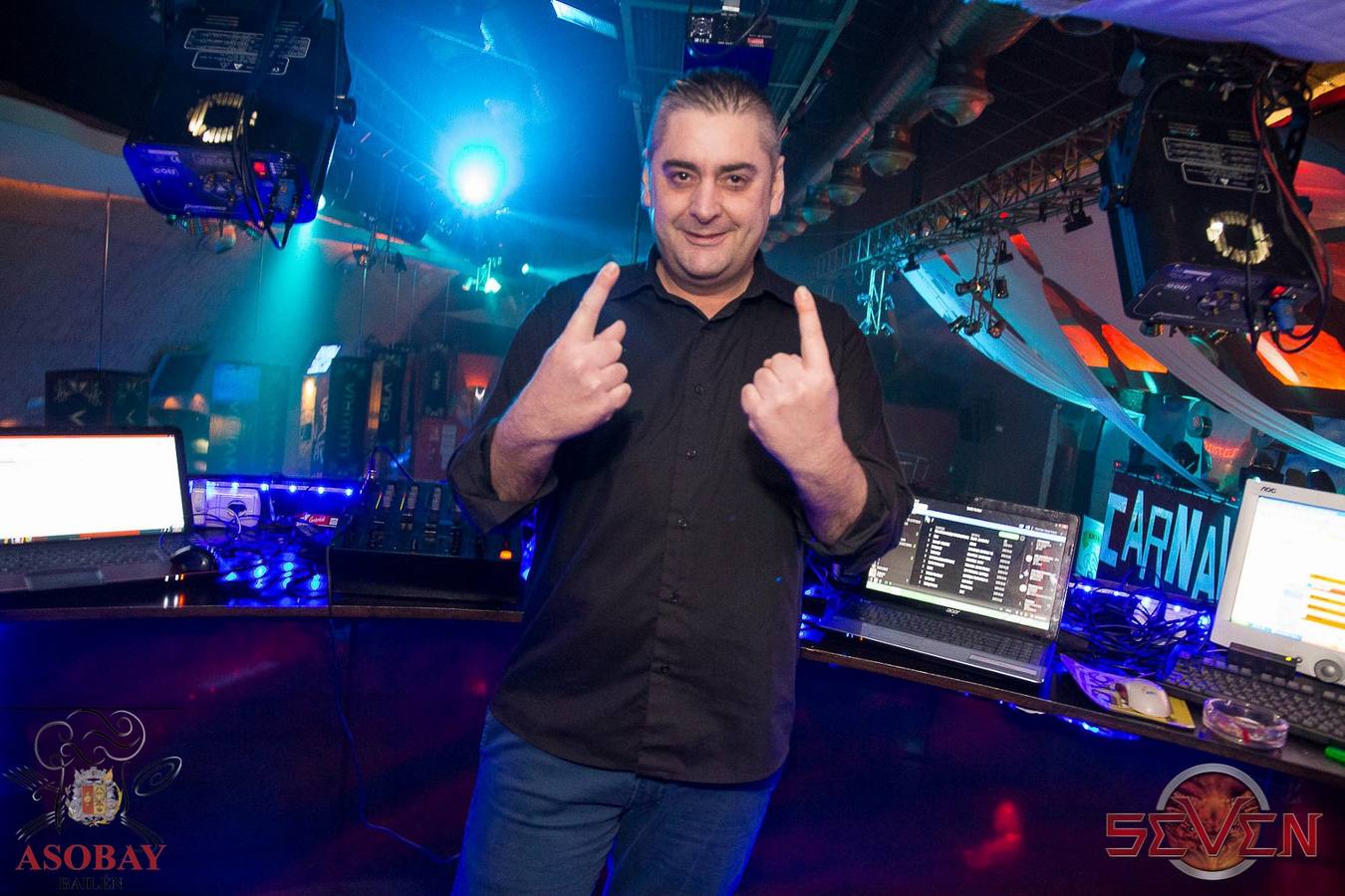 Juan José Soria en la cabina de una de las discotecas donde trabaja como 'DJ'.