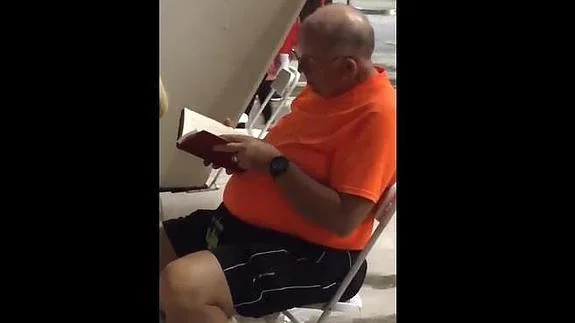 El hombre que prefiere leer un libro en pleno concierto de Beyoncé