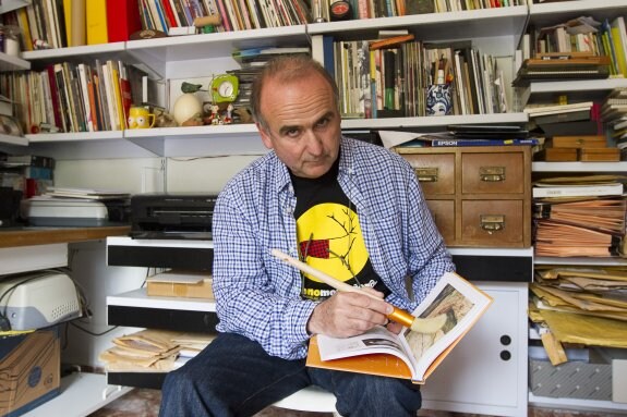 Juan Vida, pincel y libro con impresora en la retaguardia, en su casa de Pinos Genil.