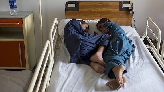 Los dos hermanos paquistaníes conocidos como los "niños solares" 