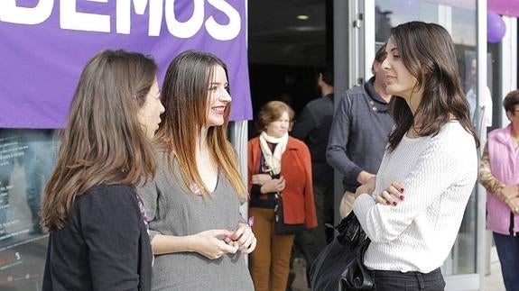 Marta Gutiérrez y Ana Terrón conversan con Rita Maestre, en un acto de la campaña del 20-D organizado por Podemos en Atarfe. 