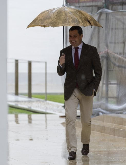 El presidente del PP andaluz, Juanma Moreno, ayer tras una de las votaciones en el Parlamento.