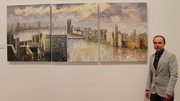 El pintor marteño José Domínguez, junto a una de sus obras sobre ciudades, en el Museo de Jaén.