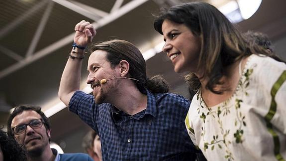 El secretario general de Podemos, Pablo Iglesias, junto al alcalde de Cádiz, José María González Santos 'Kichi', y la secretaria general de Podemos Andalucía, Teresa Rodríguez, participa en un acto público en Córdoba. 