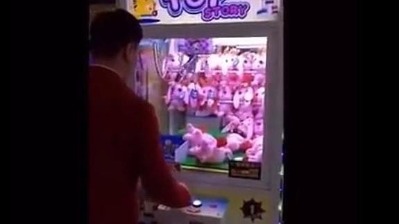 El truco para ganar siempre en las máquinas de peluches