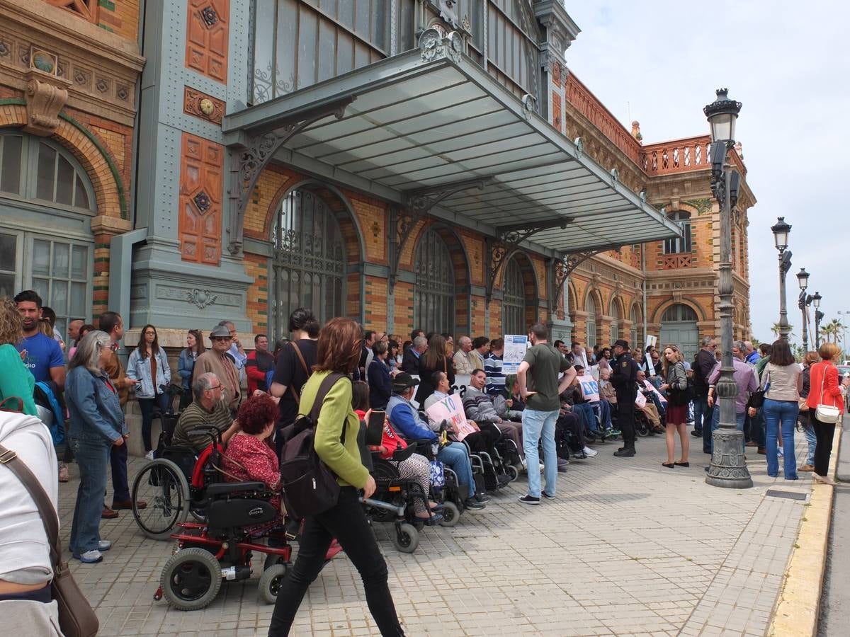Última concentración de la Mesa para exigir un tren adaptado a personas con movilidad reducida. 