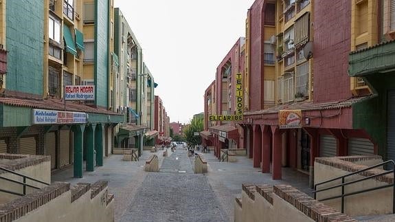 La calle Mayor de Granada está en Casería de Montijo, lejos del centro de la ciudad, y fue diseñada por el mítico "Estudio 70 de Arquitectura". 