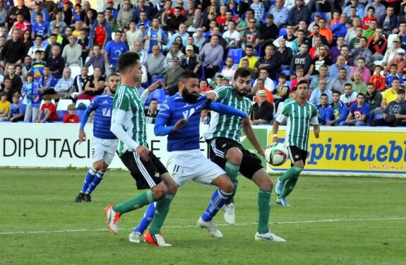 El Linares necesita que reaparezca la mejor versión de Payán para marcar los goles de la salvación frente al Cacereño.