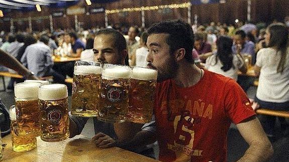 Cada español bebe una media de 76 litros de cerveza al año y gasta 283 euros