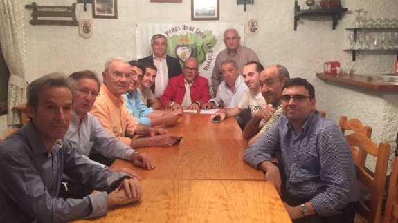 Cónclave que tuvo lugar ayer en el Bar Lopito, con Juan Carlos Hidalgo y la Federación de Peñas.