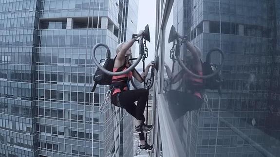 Escala un rascacielos con la ayuda ¡de una aspiradora!