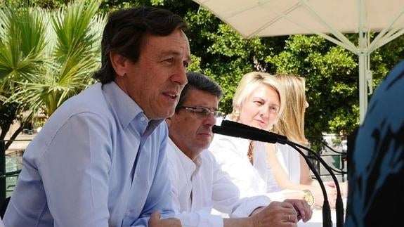 Hernando dice que el exJemad "dejó en ridículo" al ejercito y le "falta el respeto" a los almerienses