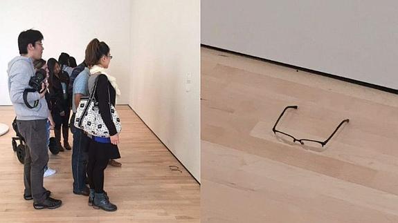 Ponen unas gafas en el suelo de un museo y los visitantes creen que es una obra de arte
