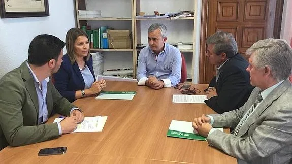 Reunión entre representantes de la Junta de Andalucía y de la empresa que gestiona el depósito.