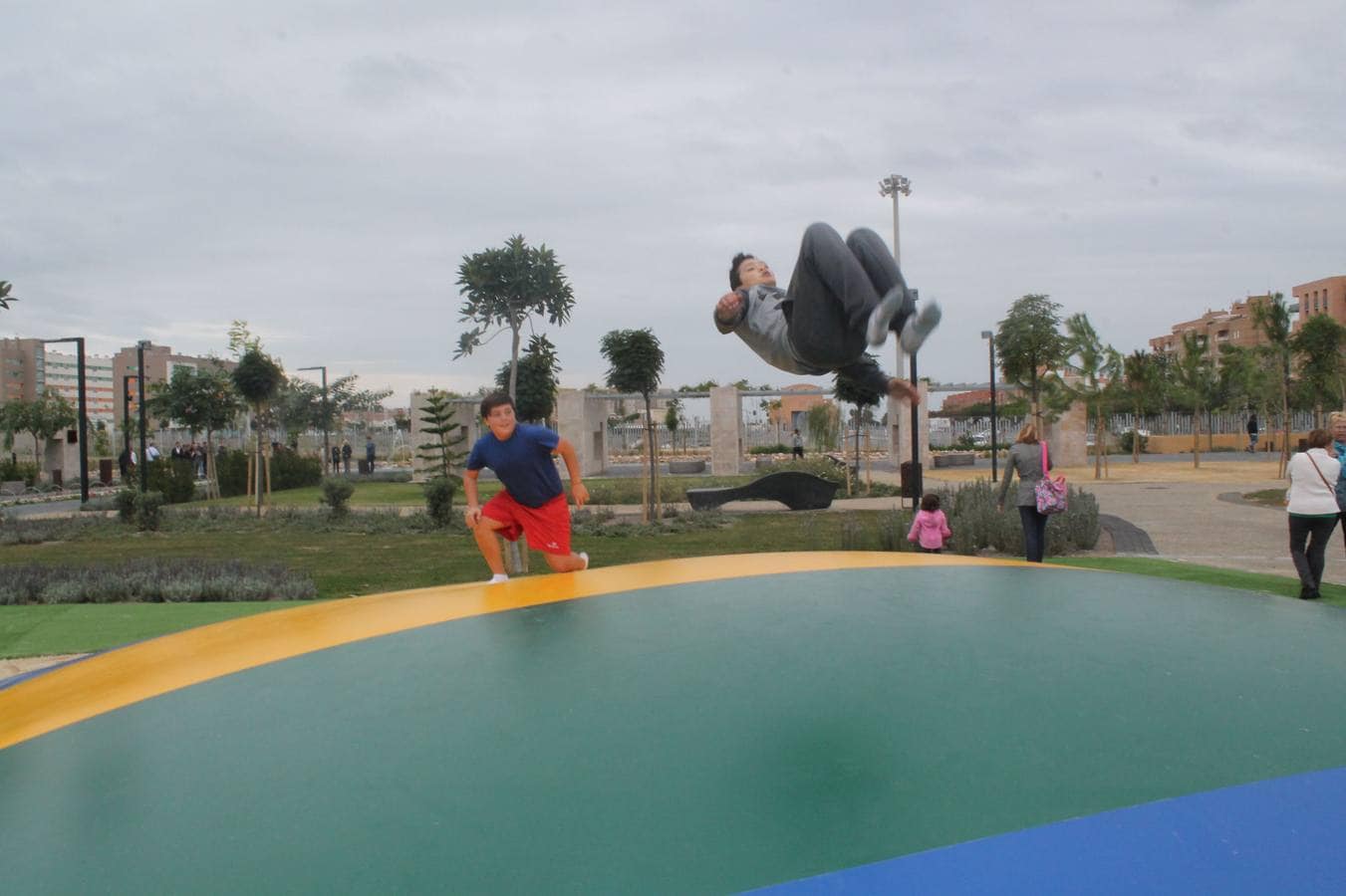 Niños saltan en una de las atracciones más celebradas del Parque de las Familias, nombrado mejor zona verde infantil de España. 