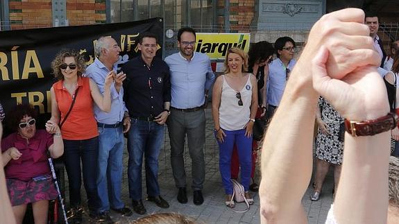El portavoz del Comité Electoral del PSOE, Antonio Hernando (5i), y el secretario general del PSOE de Almería, José Luis Sánchez Teruel, en el acto. 