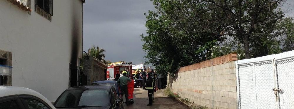 Efectivos de los servicios funerarios con los féretros de los tres adultos y un menor que han fallecido en el incendio