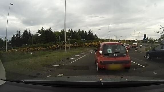 "1Trata de arrancarlo!": Se le cala el coche 13 veces intentando salir de un semáforo