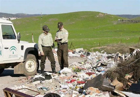 Agentes de Medio Ambiente inspeccionan un vertedero ilegal. 