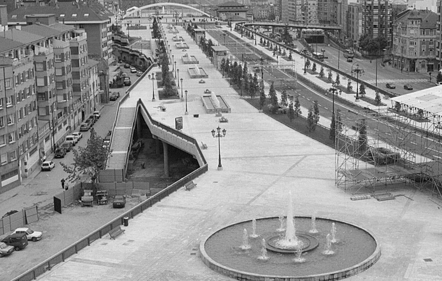 Imagen de la 'losa peatonal' que cubre las vías del tren en la entrada a Oviedo.