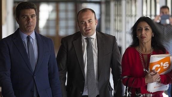 Sergio Romero (i), Julio Díaz y Marta Bosquet. 