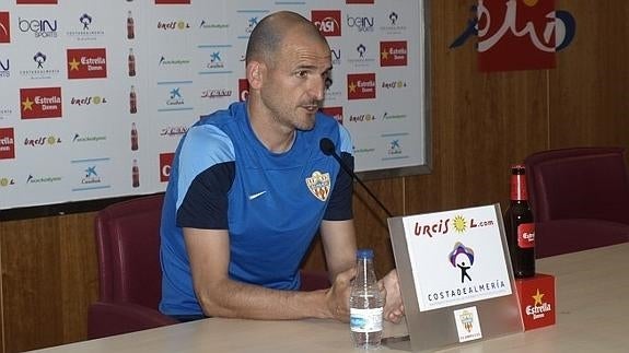 El entrenador del Almería, Fernando Soriano.